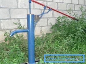 La pompa a ventosa può pompare acqua da una grande profondità. La pompa a ventosa può pompare acqua da una grande profondità.