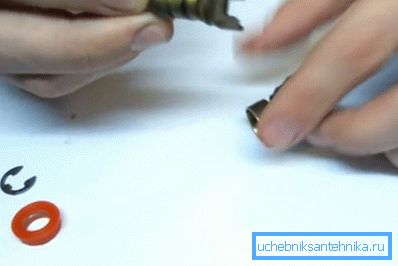 L'asta deve essere pulita e lubrificata L'asta deve essere pulita e lubrificata