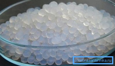 Gel di silice - un essiccante che può essere usato al posto dei mattoni. Gel di silice - un essiccante che può essere usato al posto dei mattoni.