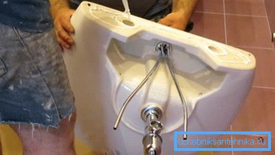 Il silicone fungerà da guarnizione tra il muro e il lavandino. Il silicone fungerà da guarnizione tra il muro e il lavandino.