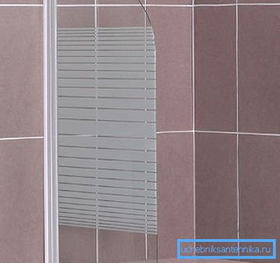 Il sistema è collegato al muro e al pavimento. Il sistema è collegato al muro e al pavimento.