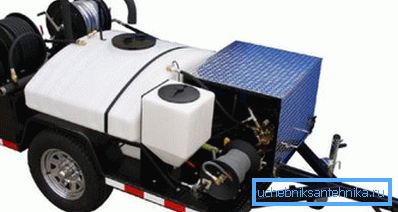 Il sistema di eliminazione della congestione nel sistema fognario, posto su un rimorchio speciale per un facile trasporto Il sistema di eliminazione della congestione nel sistema fognario, posto su un rimorchio speciale per un facile trasporto