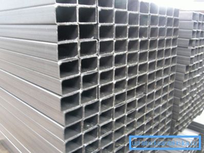 Magazzino di strutture metalliche. Magazzino di strutture metalliche.