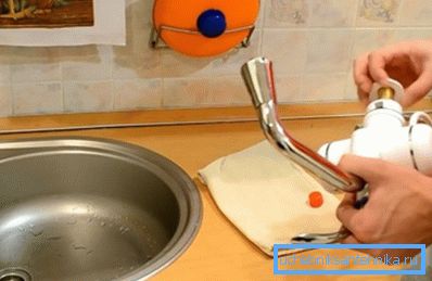 Giriamo una serratura di fissaggio dalla custodia Giriamo una serratura di fissaggio dalla custodia
