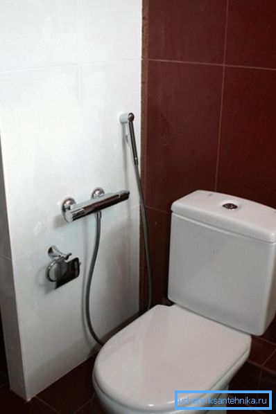 Rubinetto da incasso per doccia igienica nella toilette Rubinetto da incasso per doccia igienica nella toilette