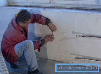 Ci assicuriamo che la batteria sia rigorosamente orizzontale. Ci assicuriamo che la batteria sia rigorosamente orizzontale.
