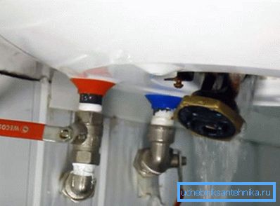 È possibile scaricare l'acqua e nel processo di smantellamento del riscaldatore È possibile scaricare l'acqua e nel processo di smantellamento del riscaldatore