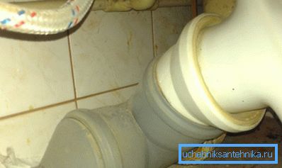 Lo scarico dovrebbe essere ad un angolo di circa 40 gradi, questo fornirà uno smaltimento dei rifiuti più efficiente. Lo scarico dovrebbe essere ad un angolo di circa 40 gradi, questo fornirà uno smaltimento dei rifiuti più efficiente.