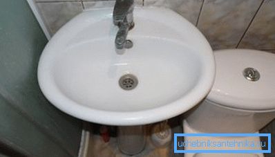 Il serbatoio di scarico non dovrebbe essere troppo largo Il serbatoio di scarico non dovrebbe essere troppo largo