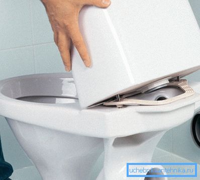 Il serbatoio di scarico con il tubo di alimentazione inferiore deve essere montato sulla tazza dopo aver collegato il tubo di alimentazione dell'acqua. Il serbatoio di scarico con il tubo di alimentazione inferiore deve essere montato sulla tazza dopo aver collegato il tubo di alimentazione dell'acqua.