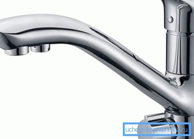 Il rubinetto della cucina due in uno fornisce acqua potabile sia normale che purificata Il rubinetto della cucina due in uno fornisce acqua potabile sia normale che purificata