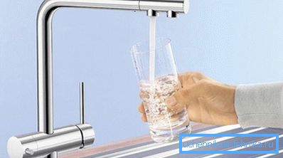 Il miscelatore a doppio becco può fornire acqua filtrata e semplice. Il miscelatore a doppio becco può fornire acqua filtrata e semplice.
