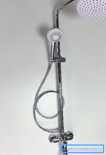 Miscelatore con doccia a pioggia e doccia convenzionale Miscelatore con doccia a pioggia e doccia convenzionale
