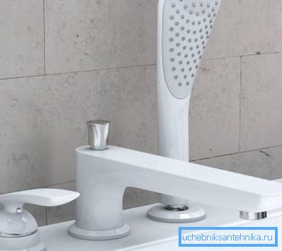 Il mixer è composto da due parti: un beccuccio e un annaffiatoio. Il mixer è composto da due parti: un beccuccio e un annaffiatoio.
