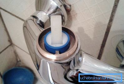 Il mixer è aperto per sostituire la cartuccia. Il mixer è aperto per sostituire la cartuccia.