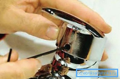 Per prima cosa è necessario svitare la leva del miscelatore. Per prima cosa è necessario svitare la leva del miscelatore.