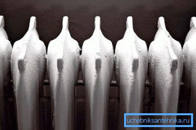 Nel corso del tempo, la polvere viene a contatto con la superficie, formando anche trucioli. Nel corso del tempo, la polvere viene a contatto con la superficie, formando anche trucioli.