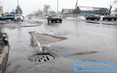 Il contenuto dell'acqua piovana viene scaricato nello stagno o sul rilievo senza essere pulito. Il contenuto dell'acqua piovana viene scaricato nello stagno o sul rilievo senza essere pulito.