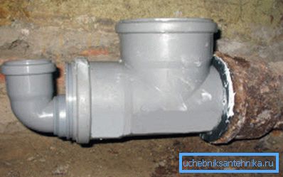 Collegamento di tubi in plastica per fognatura alla ghisa mediante guarnizioni in gomma e silicone Collegamento di tubi in plastica per fognatura alla ghisa mediante guarnizioni in gomma e silicone