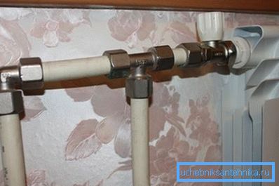 Collegamento della pipeline polimerica e del radiatore sui raccordi Collegamento della pipeline polimerica e del radiatore sui raccordi
