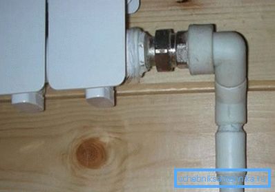 Collegamento di un tubo in polimero con un radiatore Collegamento di un tubo in polimero con un radiatore