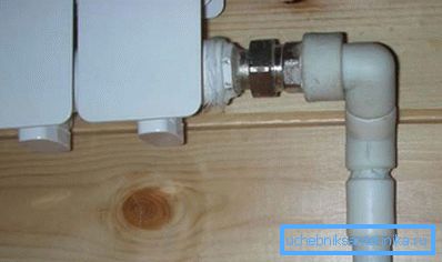 Collegamento del radiatore alla tubazione attraverso l'adattatore Collegamento del radiatore alla tubazione attraverso l'adattatore