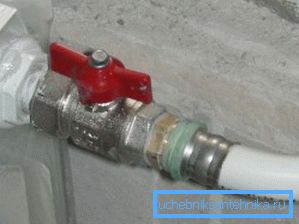 Collegamento del montante e della batteria di riscaldamento con un tubo di metallo-plastica Collegamento del montante e della batteria di riscaldamento con un tubo di metallo-plastica