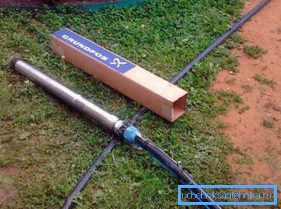 Colleghiamo la pompa con un tubo di sollevamento.