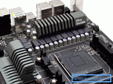 Una moderna scheda madre con radiatori per il raffreddamento del chipset e dei transistor. Una moderna scheda madre con radiatori per il raffreddamento del chipset e dei transistor.