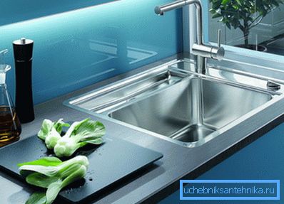 Moderno lavabo in metallo elegante. Moderno lavabo in metallo elegante.