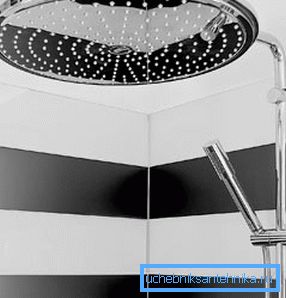 I design moderni della doccia superiore sono molto confortevoli.