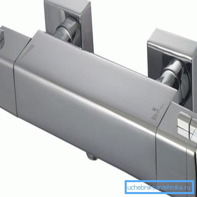 Rubinetto moderno, dotato di un termostato Rubinetto moderno, dotato di un termostato