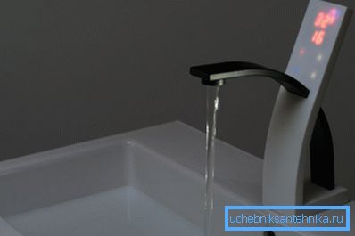 Rubinetto moderno con termostato e sensore integrati Rubinetto moderno con termostato e sensore integrati
