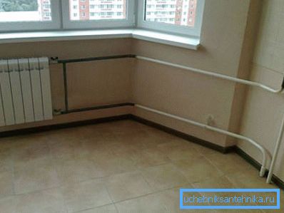 Radiatore moderno del riscaldamento all'interno di un appartamento residenziale. Radiatore moderno del riscaldamento all'interno di un appartamento residenziale.