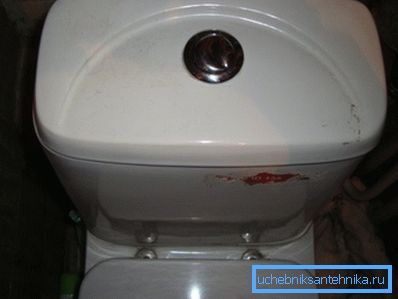 Moderno serbatoio di scarico con un pulsante Moderno serbatoio di scarico con un pulsante