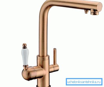 Miscelatore moderno, antico stilizzato, dotato di soffione idromassaggio. Miscelatore moderno, antico stilizzato, dotato di soffione idromassaggio.