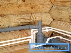 Il fognario creato fai-da-te in una casa di legno ha più spesso un tipo aperto. Il fognario creato fai-da-te in una casa di legno ha più spesso un tipo aperto.