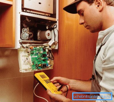 Gli esperti controllano tutti i sistemi e misurano gli indicatori prima dell'avvio dell'apparecchiatura. Gli esperti controllano tutti i sistemi e misurano gli indicatori prima dell'avvio dell'apparecchiatura.
