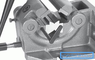 Morsa speciale per il fissaggio e il bloccaggio di pezzi rotondi. Morsa speciale per il fissaggio e il bloccaggio di pezzi rotondi.