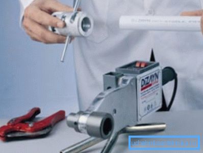 Saldatore speciale, che viene utilizzato quando si lavora con tale materiale Saldatore speciale, che viene utilizzato quando si lavora con tale materiale