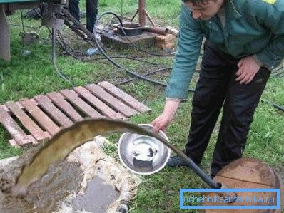 Il metodo richiede una grande quantità di fluido di lavoro per far funzionare le pompe. In assenza di tale, è possibile acquistare un contenitore di plastica del volume desiderato nel negozio e installarlo sul sito. Il metodo richiede una grande quantità di fluido di lavoro per far funzionare le pompe. In assenza di tale, è possibile acquistare un contenitore di plastica del volume desiderato nel negozio e installarlo sul sito.