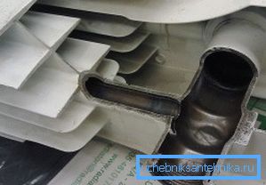 Canali in acciaio garantiscono l'affidabilità e la durata della batteria Canali in acciaio garantiscono l'affidabilità e la durata della batteria