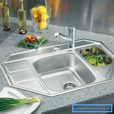 I lavelli in acciaio inox sono accessori familiari delle cucine moderne. I lavelli in acciaio inox sono accessori familiari delle cucine moderne.