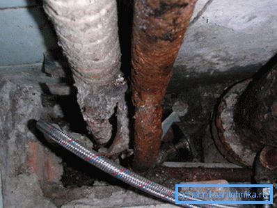 Riser in acciaio per acqua fredda e acqua calda. L'immagine ti consente di valutare la scala della tragedia. Riser in acciaio per acqua fredda e acqua calda. L'immagine ti consente di valutare la scala della tragedia.