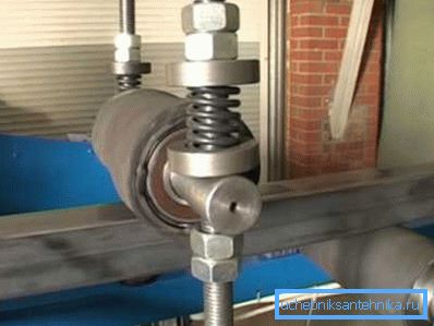 La macchina per la pulizia di un tubo profilato da metallo La macchina per la pulizia di un tubo profilato da metallo