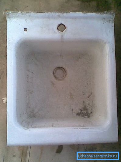 I vecchi lavandini con smalto danneggiato non sono molto attraenti. I vecchi lavandini con smalto danneggiato non sono molto attraenti.