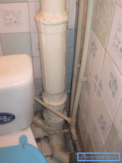 I vecchi tubi rovinano l'aspetto del bagno, anche se la stanza è stata ben ristrutturata. I vecchi tubi rovinano l'aspetto del bagno, anche se la stanza è stata ben ristrutturata.