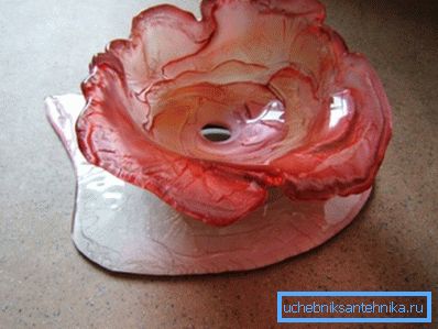 Lavandino in vetro in bagno a forma di rosa Lavandino in vetro in bagno a forma di rosa