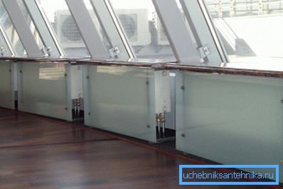 Le superfici vetrate sono rilevanti nello spazio ufficio: uffici, sale conferenze Le superfici vetrate sono rilevanti nello spazio ufficio: uffici, sale conferenze