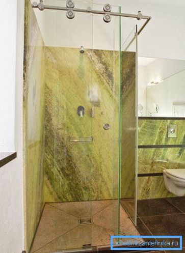 Porte scorrevoli in vetro nella doccia del bagno